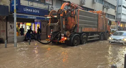 İzmir’de sağanak etkili oldu: Alsancak’ta iş yerlerini su bastı