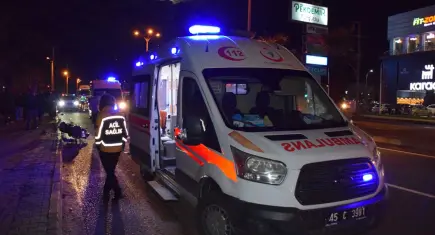 Turgutlu'da otomobil motosikletle çarpıştı: İki kardeş yaralı