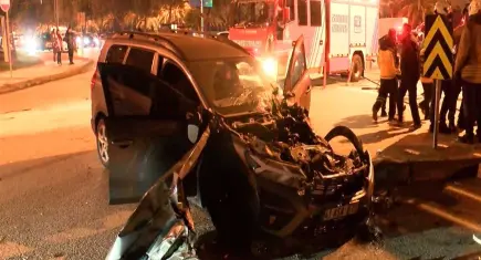 İki otomobil kafa kafaya çarpıştı: Çok sayıda yaralı var!