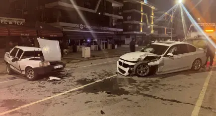 Ödemiş’te iki otomobil çarpıştı: 3 yaralı
