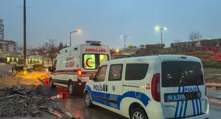 Manisa'da trenin çarptığı genç yaralandı