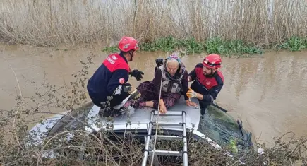 Bayındır’da can pazarı: Suda mahsur kalan anne ve oğlunu itfaiye kurtardı!