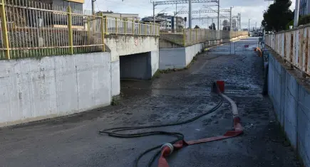 Kamyonet sürücüsünün öldüğü alt geçitte daha önce de bir okul servisi suda kalmış