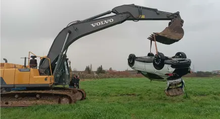 İzmir’de sel sularına kapılan otomobilden kaçan şüpheli aranıyor