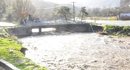 Manisa’da sağanak: Köprü yıkıldı, Gediz Nehri taştı!