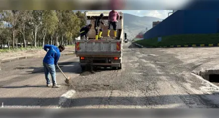 Aşırı yağış sonrası kapanan yollar kısa sürede ulaşıma açıldı