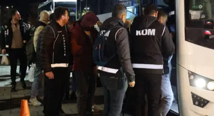 Buca Belediyesi’nde gözaltına alınan şüpheliler adliyeye sevk edildi