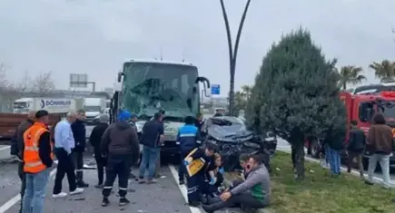 Manisa’da zincirleme kaza! Otobüs, otomobil ve traktör çarpıştı: 5 yaralı!