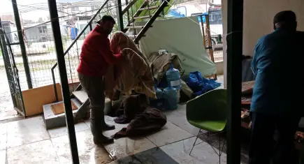 Menderes’te yağışların ardından 16 ev temizlendi