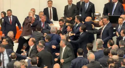 TBMM’de yumruklar ve anayasa kitapçıkları havada uçuştu!