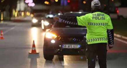 Trafikte ceza yağmuru: Cep telefonu ve emniyet kemeri ihlallerine dev zam!