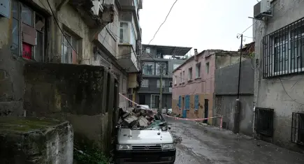 İzmir'de bir binadaki iki balkon çöktü
