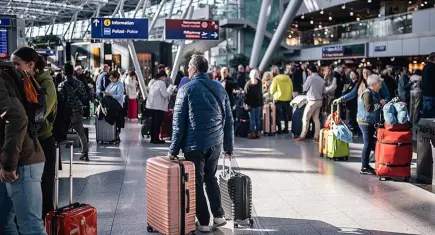 Pilotlar ve kabin ekibi grevde: 800 uçuş iptal edildi, 100 bin yolcu mağdur oldu