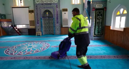 Çeşme Belediyesi’nden Ramazan öncesi camilerde kapsamlı temizlik