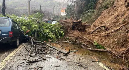İzmir'de heyelan: Park halindeki araç toprak altında kaldı!
