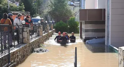 Günlerdir süren yağışların ardından su baskınları hayatı felç etti