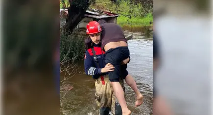 İtfaiye eri vatandaşı sırtladı