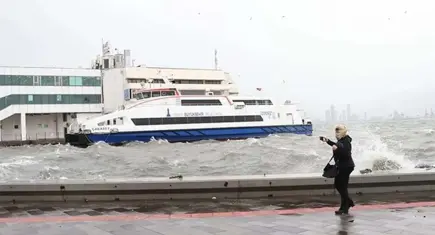 İzmir’de ulaşıma lodos engeli