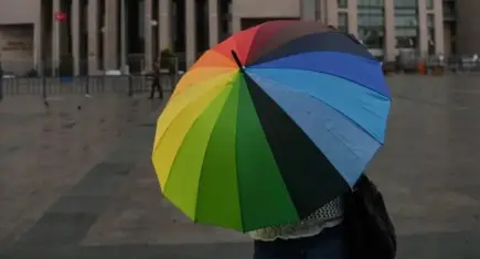 Cinsiyet değişikliğine 25 yaş sınırı ve LGBT övgüsüne hapis cezası yolda!