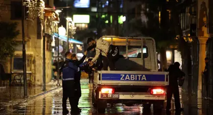 İzmir'de deniz taşması mesaisi: Ekipler teyakkuzda