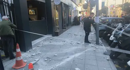 Nişantaşı’nda okul duvarında parçalar düştü: 17 yaşındaki genç yaralandı, engelli satıcı son anda kurtuldu