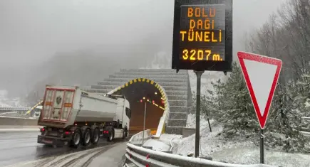 Bolu Dağı geçişinde kar yağışı başladı: Ekipler teyakkuzda