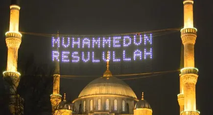 İstanbul'da ilk teravih namazı kılındı; mahyalar yakıldı