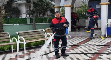 Torbalı’daki camiler Ramazan ayına gül suyu kokularıyla hazırlandı