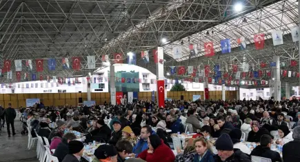 Gaziemir’de iftar bereketi: Büyükşehir’in ilk gönül sofrasına yoğun ilgi