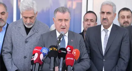 Bakan Bak: Birileri gibi deprem turisti değiliz