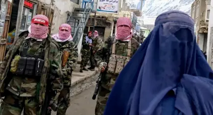 Taliban’dan skandal karar: Kemik kırığı yoksa erkeklerin eşlerine şiddet uygulamasına izin verildi!