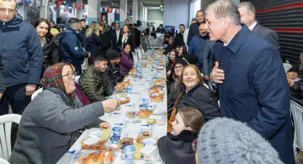 Buca’da bereket sofrası: Başkan Tugay binlerce vatandaşla iftar açtı