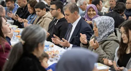İzmir Büyükşehir Belediyesi’nin iftar sofrası Menderes’te kuruldu