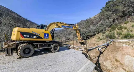 Ödemiş’te heyelan nedeniyle çöken yol onarılıyor
