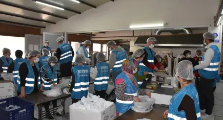 Menemen Belediyesi Ramazan’da günlük 10 bin kişiye sıcak yemek ulaştırıyor
