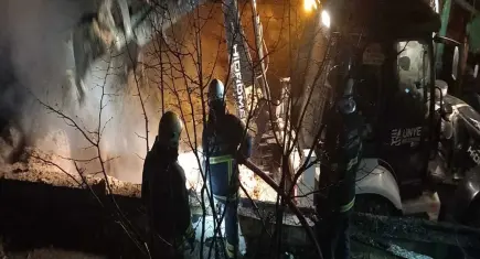 Samanlıktan çıkan alevler ahırı küle çevirdi: 25 hayvan telef oldu