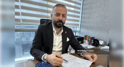Başörtüsü nedeniyle hakarete uğradığını iddia eden akademisyen tazminat davası açtı