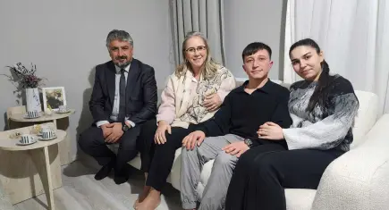 Milletvekili Çankırı’dan Bornova’da yeni evli çifte ziyaret 