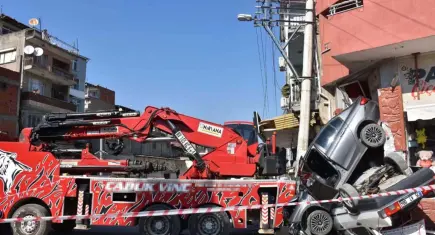 Konak’ta rampada kayan vinç otomobilleri ezdi!