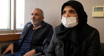 Depremde evlatlarını kaybetti, eşinin bağışladığı böbrekle hayata tutundu