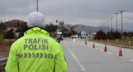 İzmir haber: Motosikletini tek teker üzerinde kullanan sürücüye 57 bin lira ceza