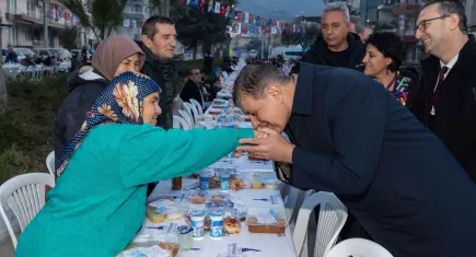 Belediyenin iftar sofrası Beydağ’da kuruldu: Üreticiye fidan desteği yapıldı
