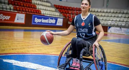 İzmirli sporcu sakatlığa rağmen parkede mücadeleyi bırakmadı