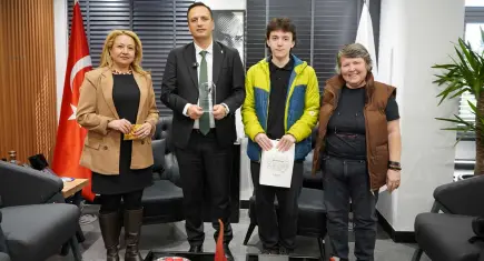 Bornovalı başarılı öğrencilerden Başkan Eşki’ye ziyaret