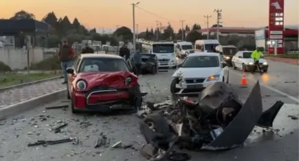 İzmir’de virajı alamayan otomobil zincirleme kazaya yol açtı