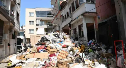 Karabağlar’daki çöp evden 12 kamyon atık tahliye edildi