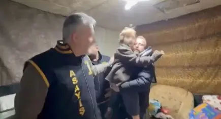 Babası tarafından annesinden kaçırılan 8 yaşındaki çocuk, 7 yıldır tutulduğu harabe evden kurtarıldı