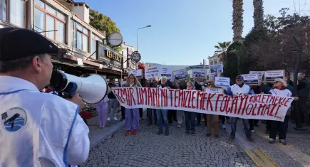 Foça’da dip çamuru dökümüne tepki: Denizimizi kirletmeyin