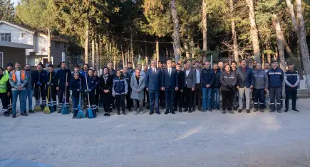 Gaziemir’de mezarlıklar bayrama hazırlanıyor    