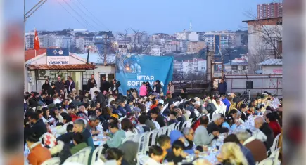 Karabağlar ’da iftar buluşması: Yüzlerce vatandaş aynı sofrada